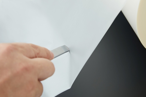Harga yang bagus 18mic Anti Goresan sidik jari Proof Thermal Lamination Film Roll Soft Touch Untuk Pencetakan Kertas on line
