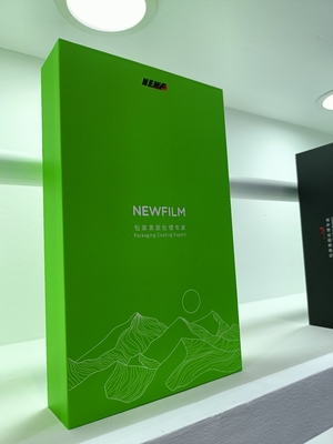 Harga yang bagus Eco-degradable satin mengukir BOPP rilis liner dengan UV tepat panjang pelapis yang dapat diterima dari 3600m, ketebalan 27mic atau disesuaikan on line